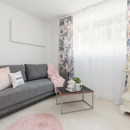 Affordable Underground Studio Near Pge Narodowy By Noclegi Renters Warschau Buitenkant foto